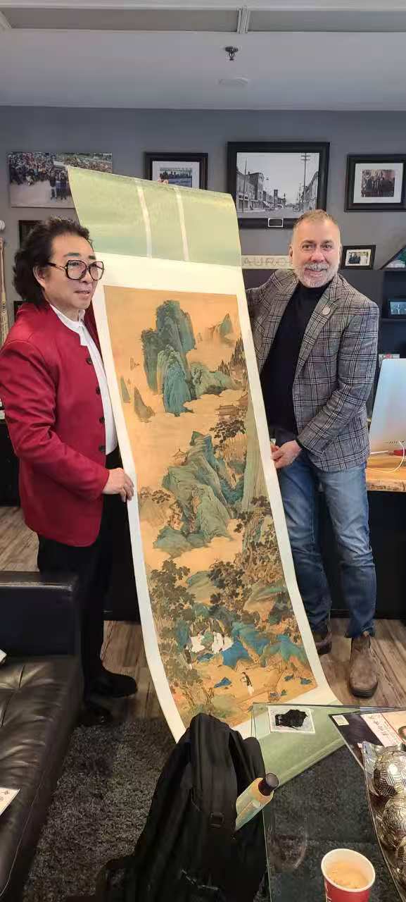 Aurora市长与王世永博士合影